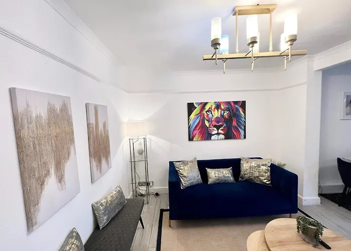 Modern 2 Bed Near Mall And Parking