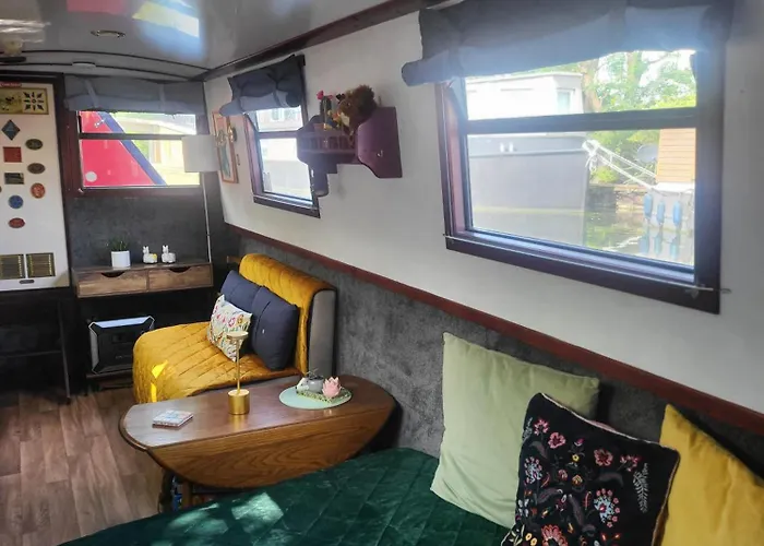 Comfy Canal Boat In Little Venice By Paddington For Family & Friends