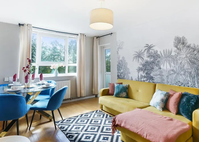 Lovely 2 Bedroom Flat In London-Balcony - Sleeps 6