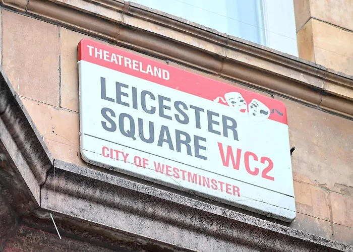 Peaceful And Central Leicester Square Apartment