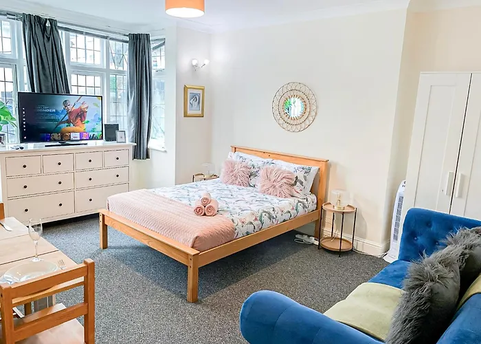 Cosy Apartments Near Hampstead Heath With Free On-Site Parking & Private Gardens, Golders Green