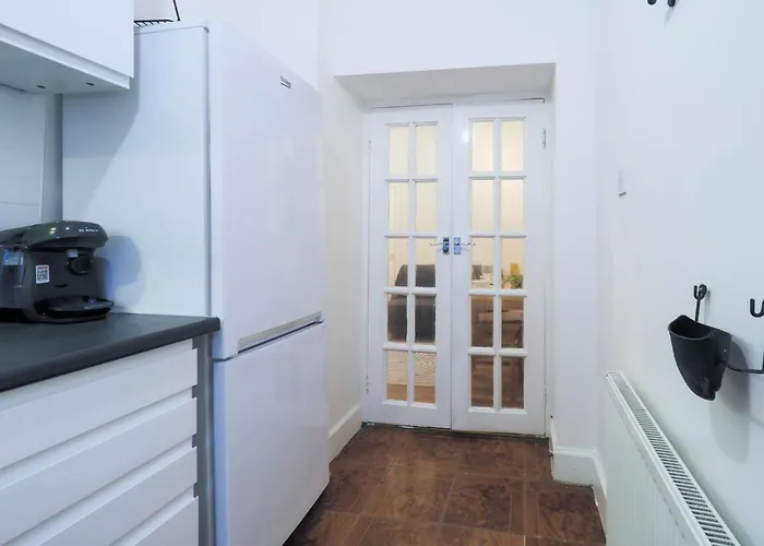 F1 Cozy 2 Bed Flat Opposite Olympia London Sleeps 5 People