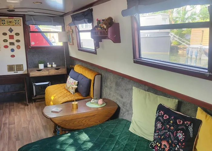Comfy Canal Boat In Little Venice For Family & Friends