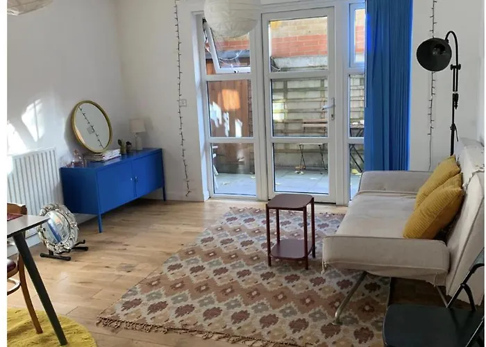 East London Two Bedroom Apartment With Private Patio - Entire Apartment