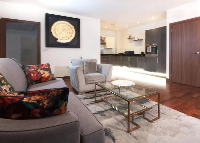 Spacious 3-Bed House Close To The O2 Arena & Tube