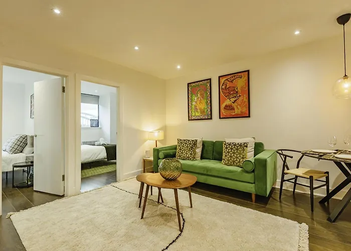 New Stylish 2 Bed 2 Bathrooms Flat Next To Canal