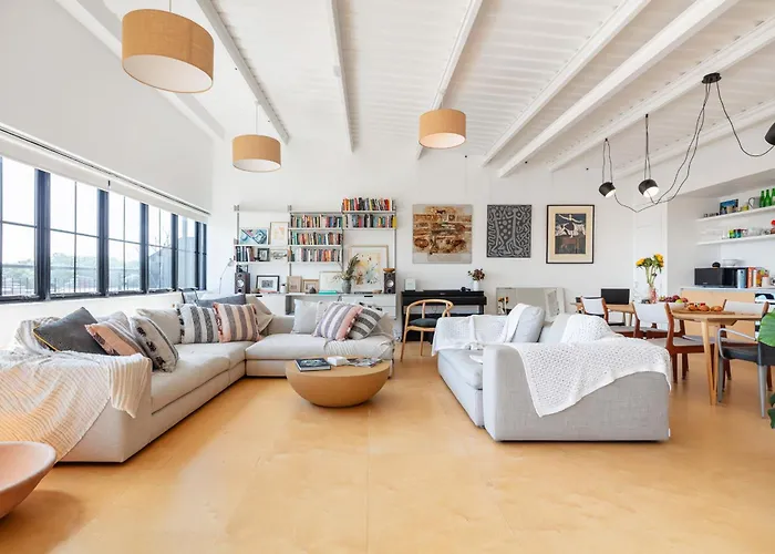 Luxury Penthouse Loft In Art-Deco Warehouse Conversion