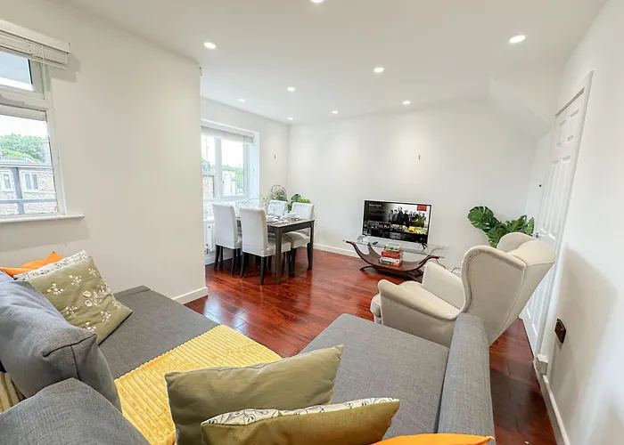 Charming 2-Bedroom Flat With Private Balcony Near Islington Station, Canonbury
