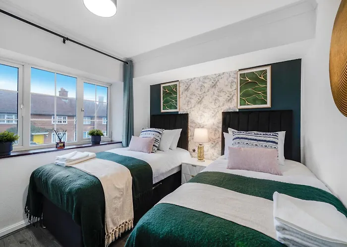 Boutique Shepherds Bush Abode-Garden-Sleeps 12