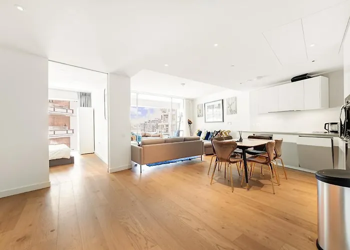 Spacious 3-Bedroom With Stunning Battersea Views