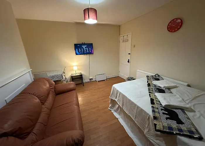 Beautiful Private Double Room In A Shared 3-Bedroom Apartment Minutes Walk From Bethnal Green