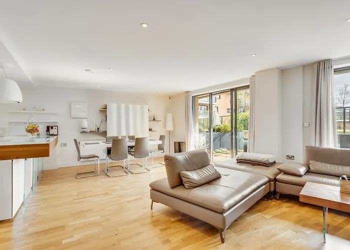 Urban Retreat Near The Thames