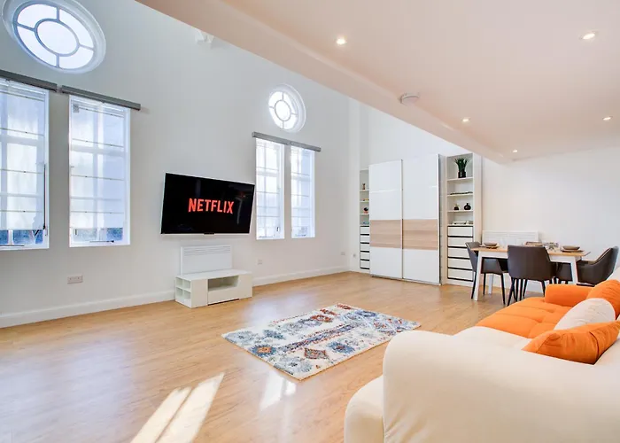 Contemporary 2-Bedroom Apartment In Wanstead, London