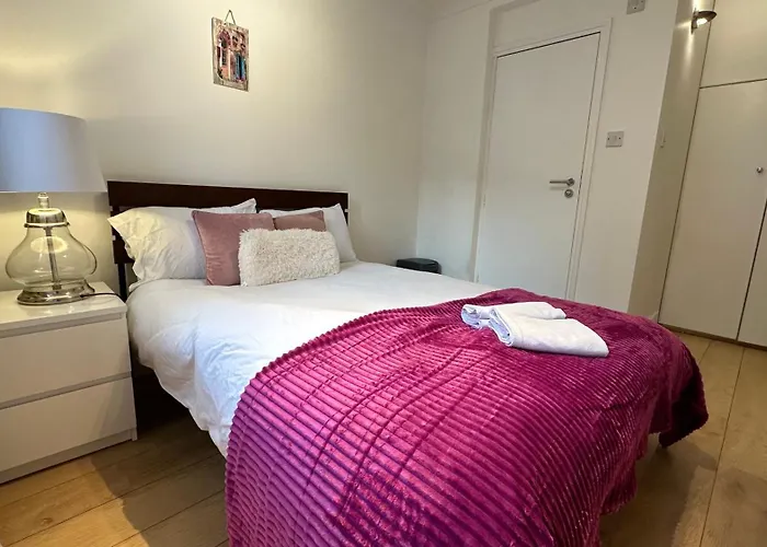 Economic Hotel-Like Room, En-Suite Sheperds Bush