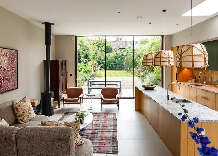 Stylish 4-Bedroom Home Near Notting Hill