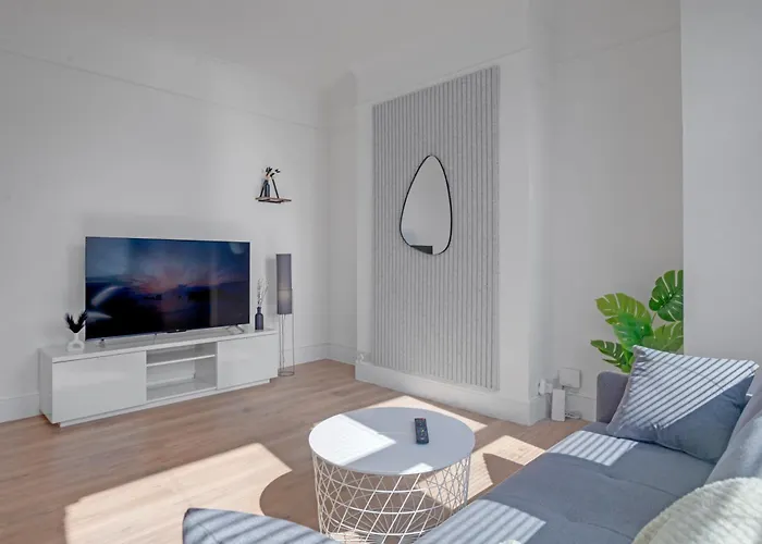 3 Bedroom Luxury London House With Parking