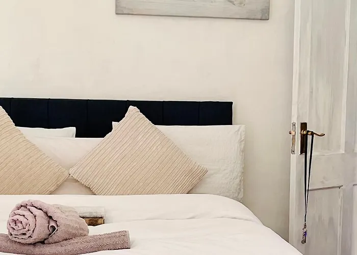 Heartwarming And Vibrant Private Room In Rental Unit