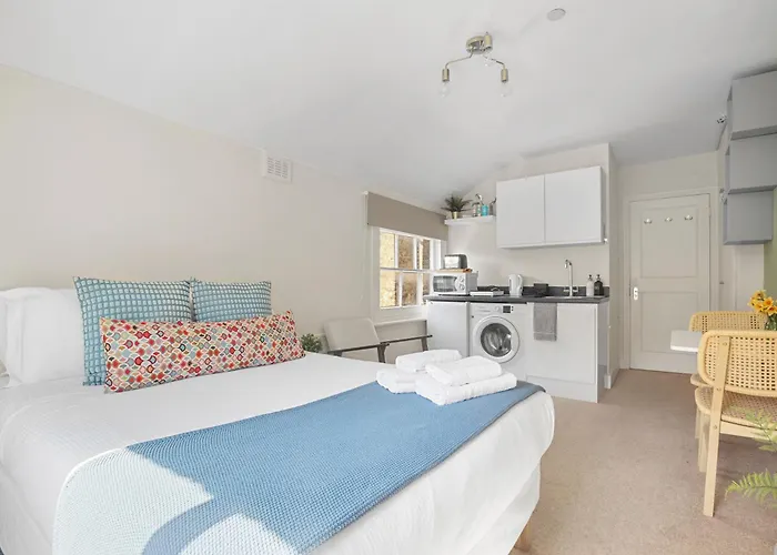 Stylish Private Room And Ensuite Near The Oval