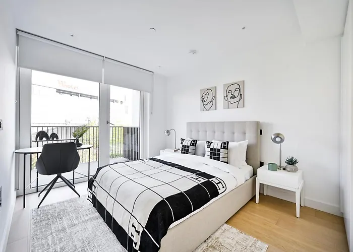 Exotic Two Bedroom Apartment -West London -Steps To Tube, Westfield
