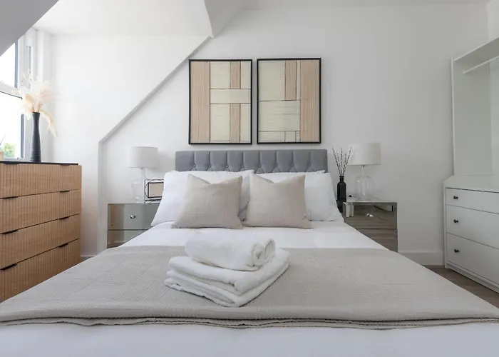 Contractor-Friendly 2Br Apartment Near Stratford Station