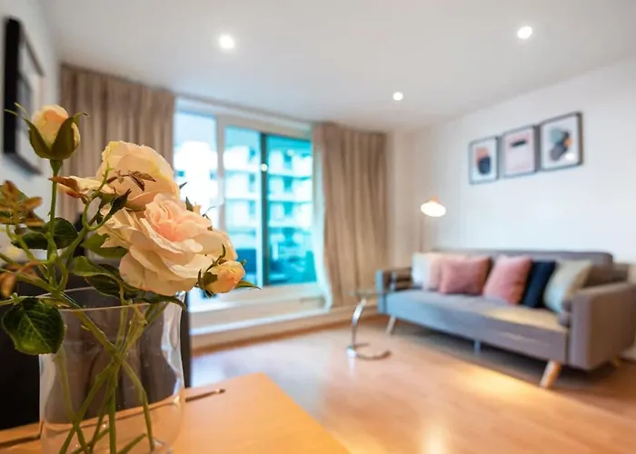Central 2 Bed With Large Terrace