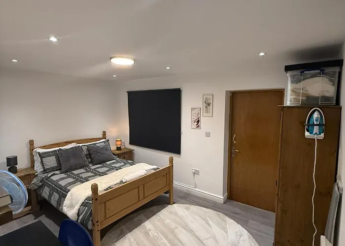 Entire One Bedroom Apartment With Living Room And Private Garden Bright And Spacious