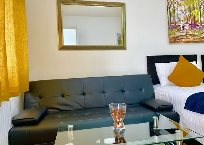 3 Bedrooms, 3 Baths, Spacious Lounge, Full Kitchen, Garden, Ground Floor, Free Parking