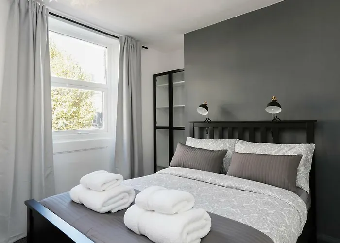 Warren Street Deluxe Apartment