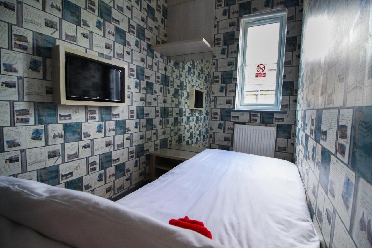 Backpackers Youth 18 - 35 Years Old Only Albergue *