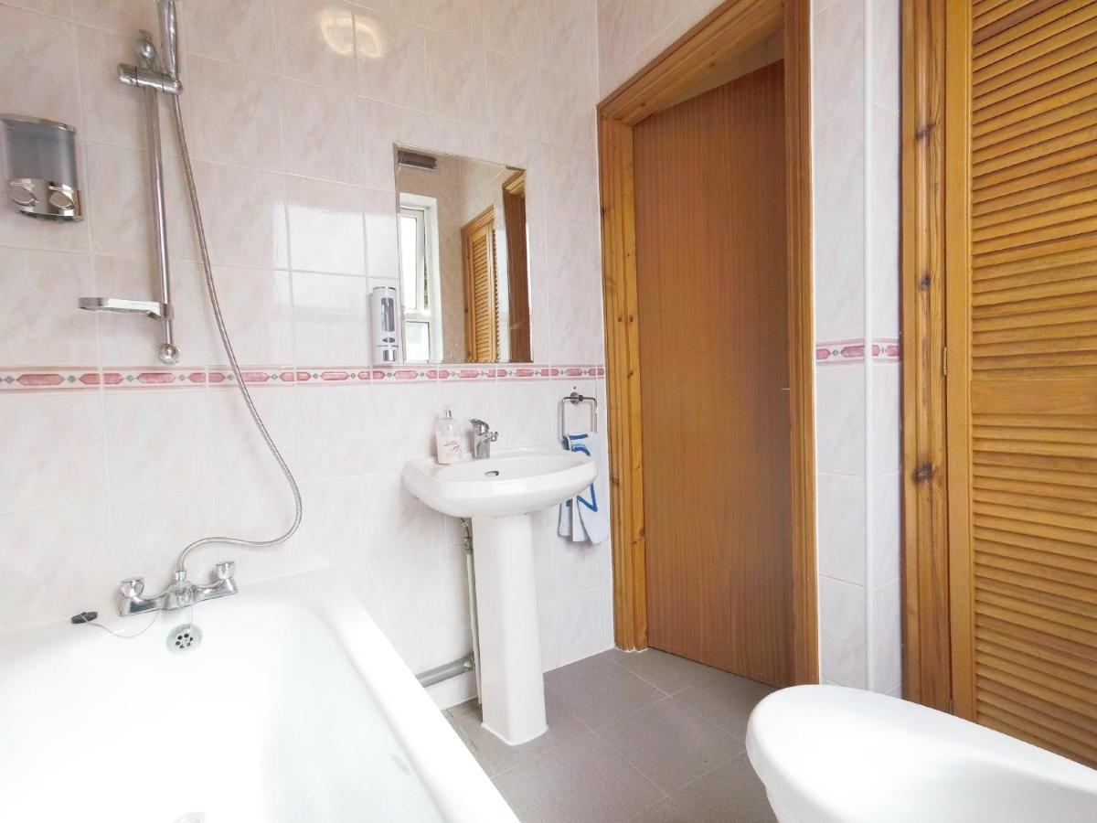 Carnation Flat A In Wembley Apartment