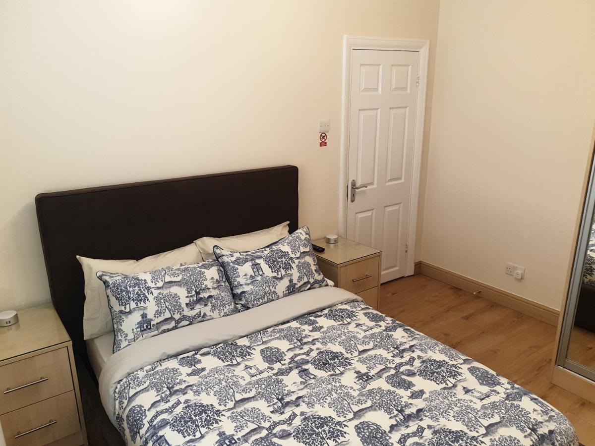 Apartment Luxury 3 Bedroom Flat 1min Walk From Underground, With Free Parking Sleeps X10 London