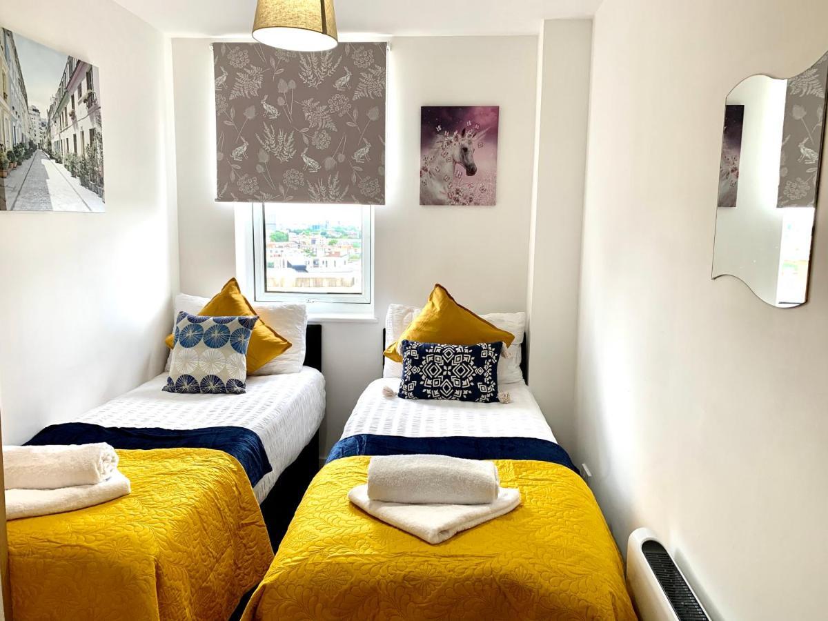 2 Bedrooms, Seperate Recption, Full Kitchen, Free Parking Apartamento