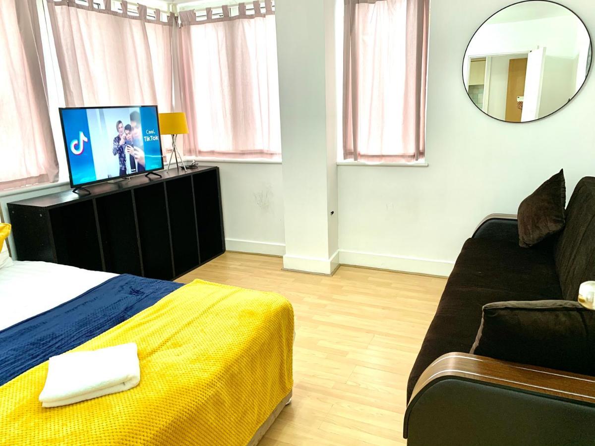 2 Bedrooms, Seperate Recption, Full Kitchen, Free Parking * Londres