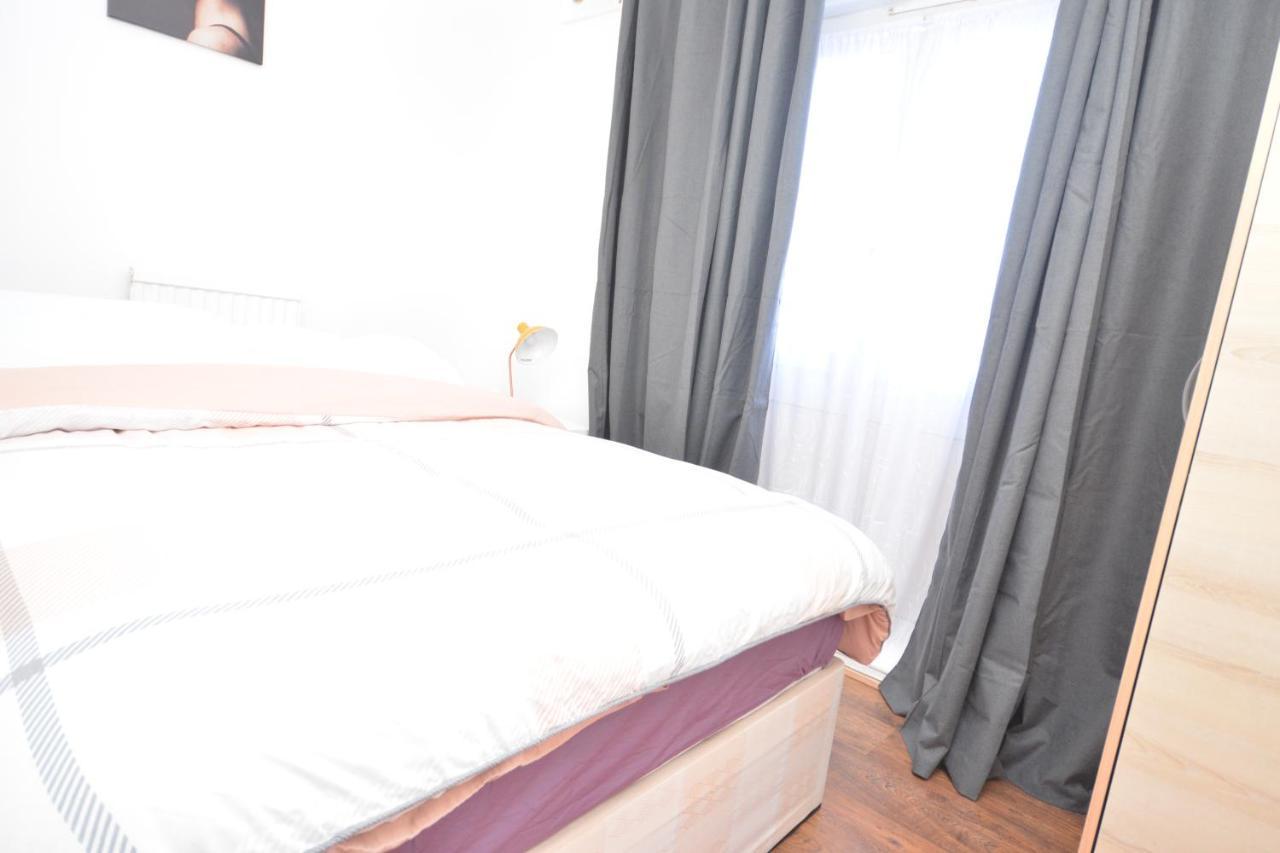2 Bedroom Near Excel Exhibition Centre Apartment *