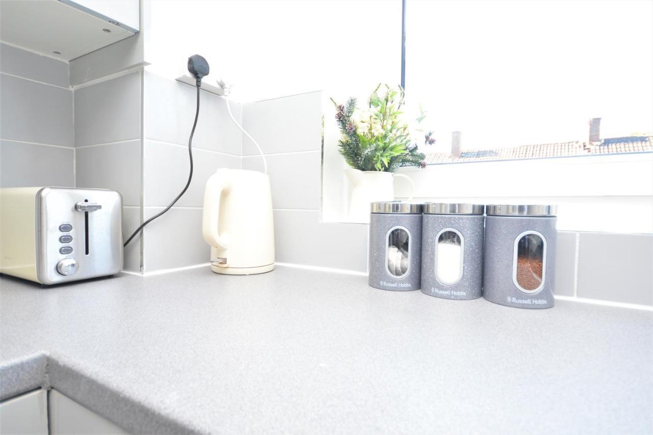 2 Bedroom Near Excel Exhibition Centre Apartment *