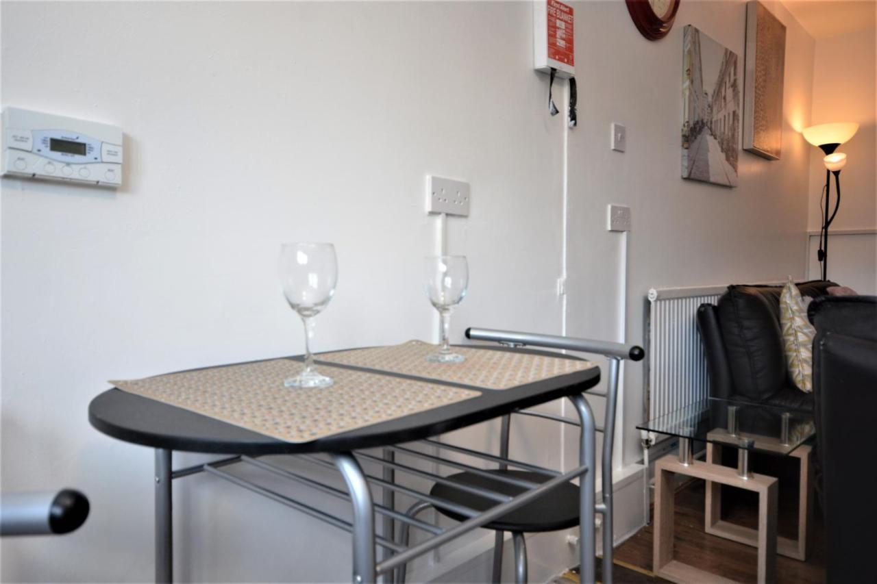 2 Bedroom Near Excel Exhibition Centre Apartment London