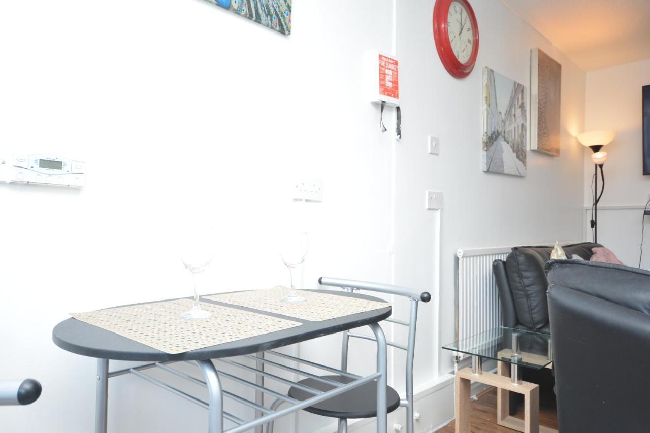 2 Bedroom Near Excel Exhibition Centre Apartment *