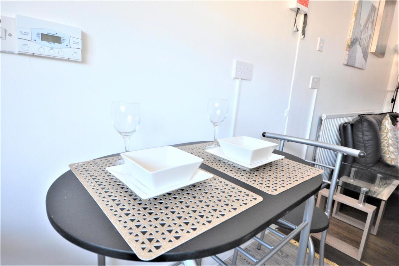2 Bedroom Near Excel Exhibition Centre Apartment London