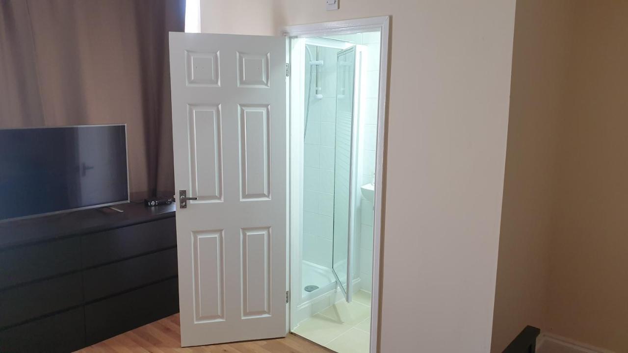 Guess Bungalow Wembley Homestay London