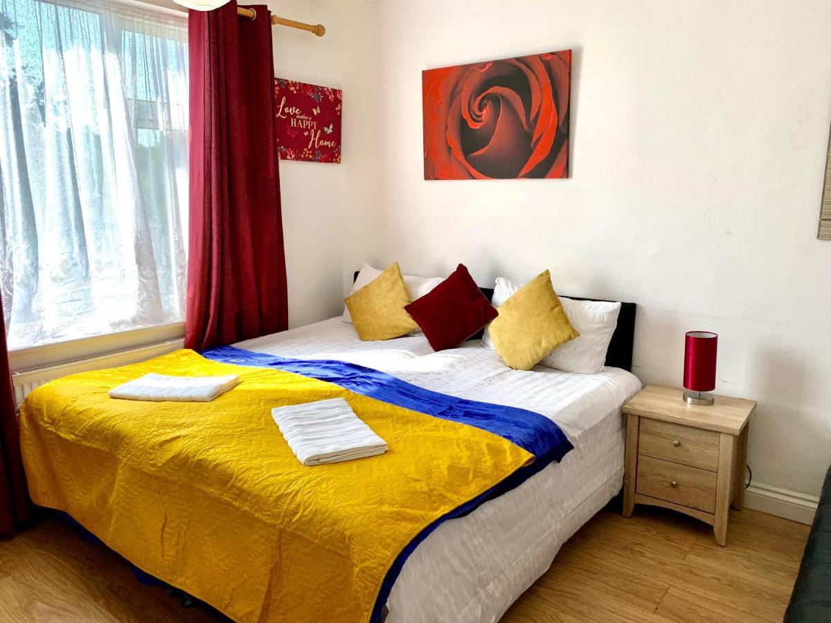 4 Bedrooms, 3 Baths, Full Kitchen And Lounge, Garden, Free Parking Londres