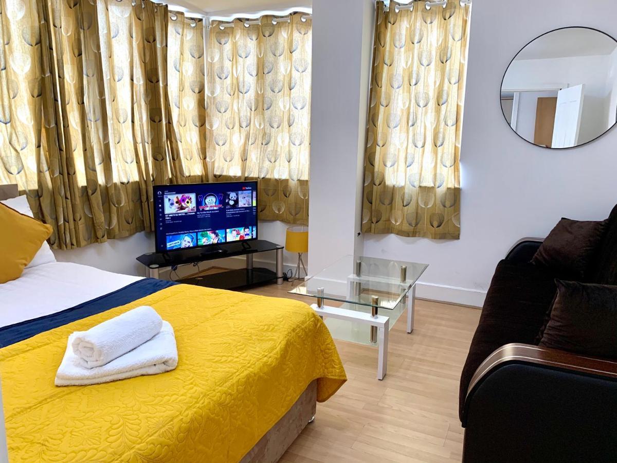 Apartamento 2 Bedrooms, Seperate Recption, Full Kitchen, Free Parking Londres
