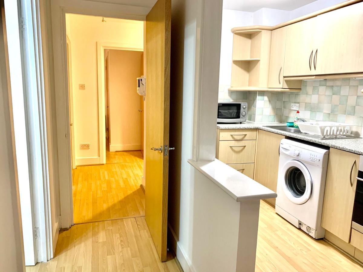 Apartamento 2 Bedrooms, Seperate Recption, Full Kitchen, Free Parking Londres