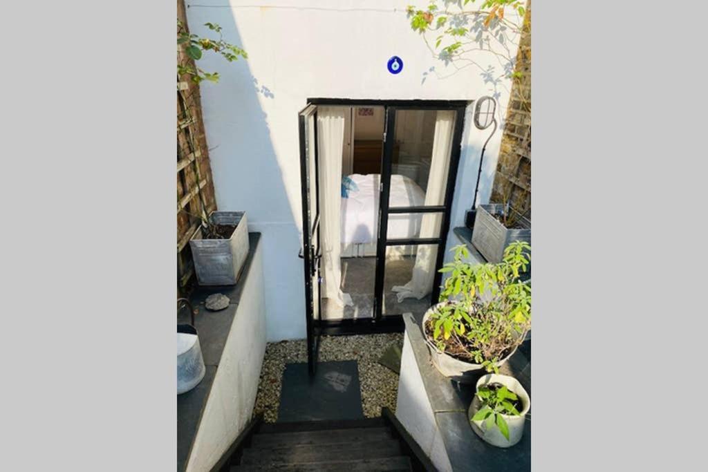 Stunning, Stylish Garden Flat In The Heart Of Wimbledon Appartement Londen