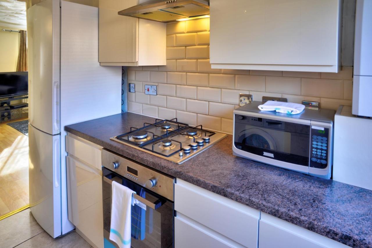 Casa de férias Modern & Spacious - Walk To Excel- Parking *