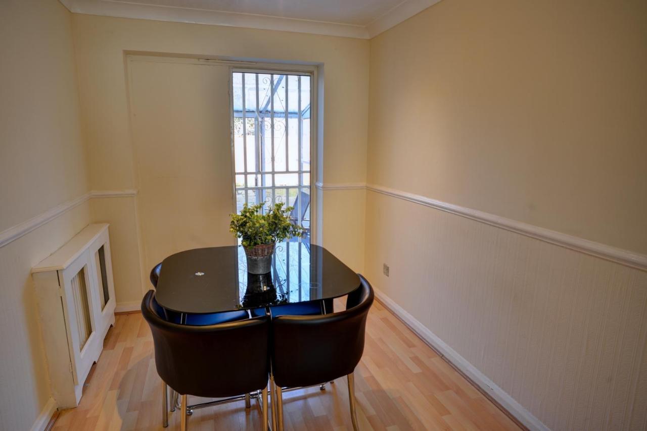 Casa de férias Modern & Spacious - Walk To Excel- Parking *
