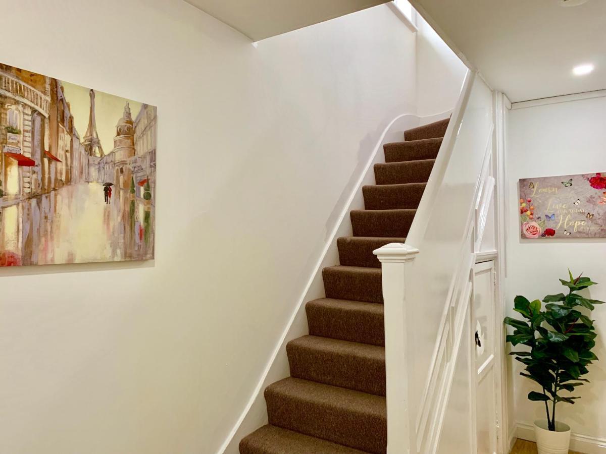 4 Bedrooms, 3 Baths, Full Kitchen And Lounge, Garden, Free Parking Apartamento *
