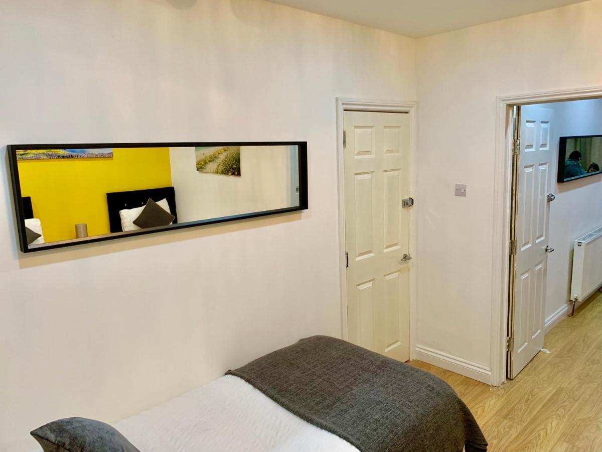 Apartamento 4 Bedrooms, 3 Baths, Full Kitchen And Lounge, Garden, Free Parking *