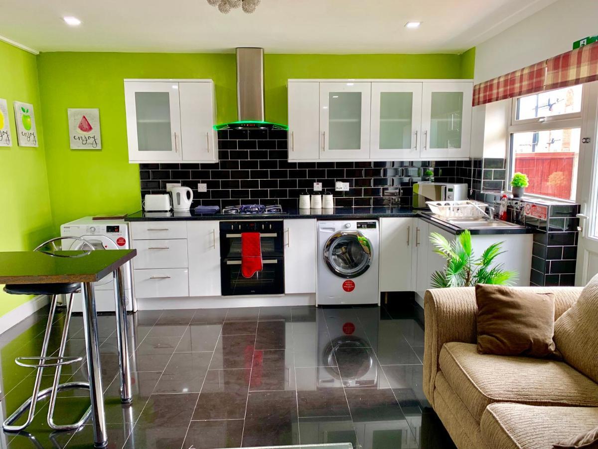 4 Bedrooms, 3 Baths, Full Kitchen And Lounge, Garden, Free Parking Londres