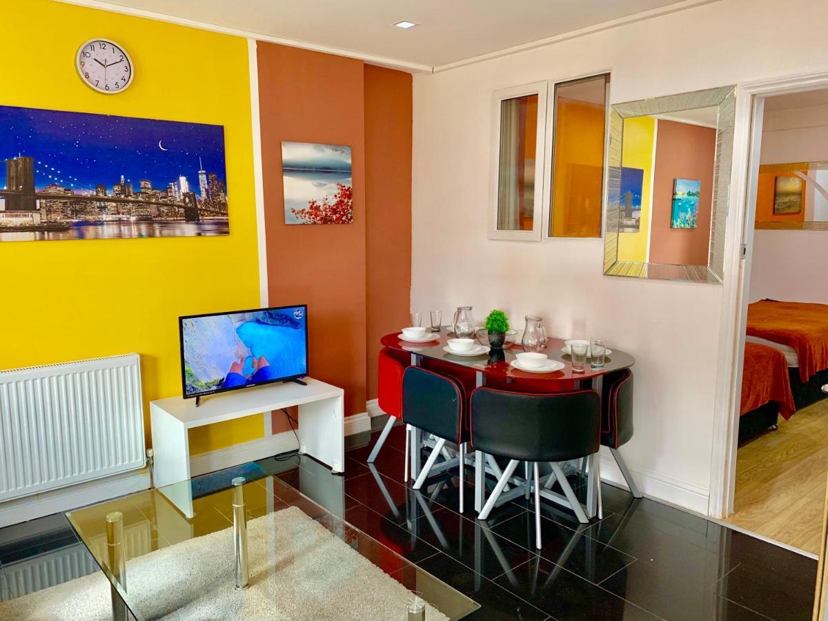 4 Bedrooms, 3 Baths, Full Kitchen And Lounge, Garden, Free Parking * Londres