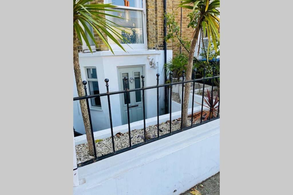 Stunning, Stylish Garden Flat In The Heart Of Wimbledon Appartement Londen